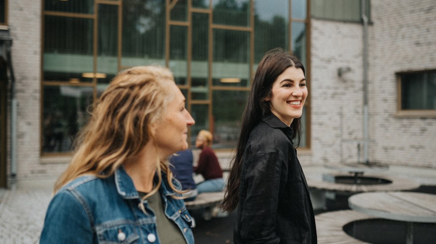 Träff mellan två kvinnor