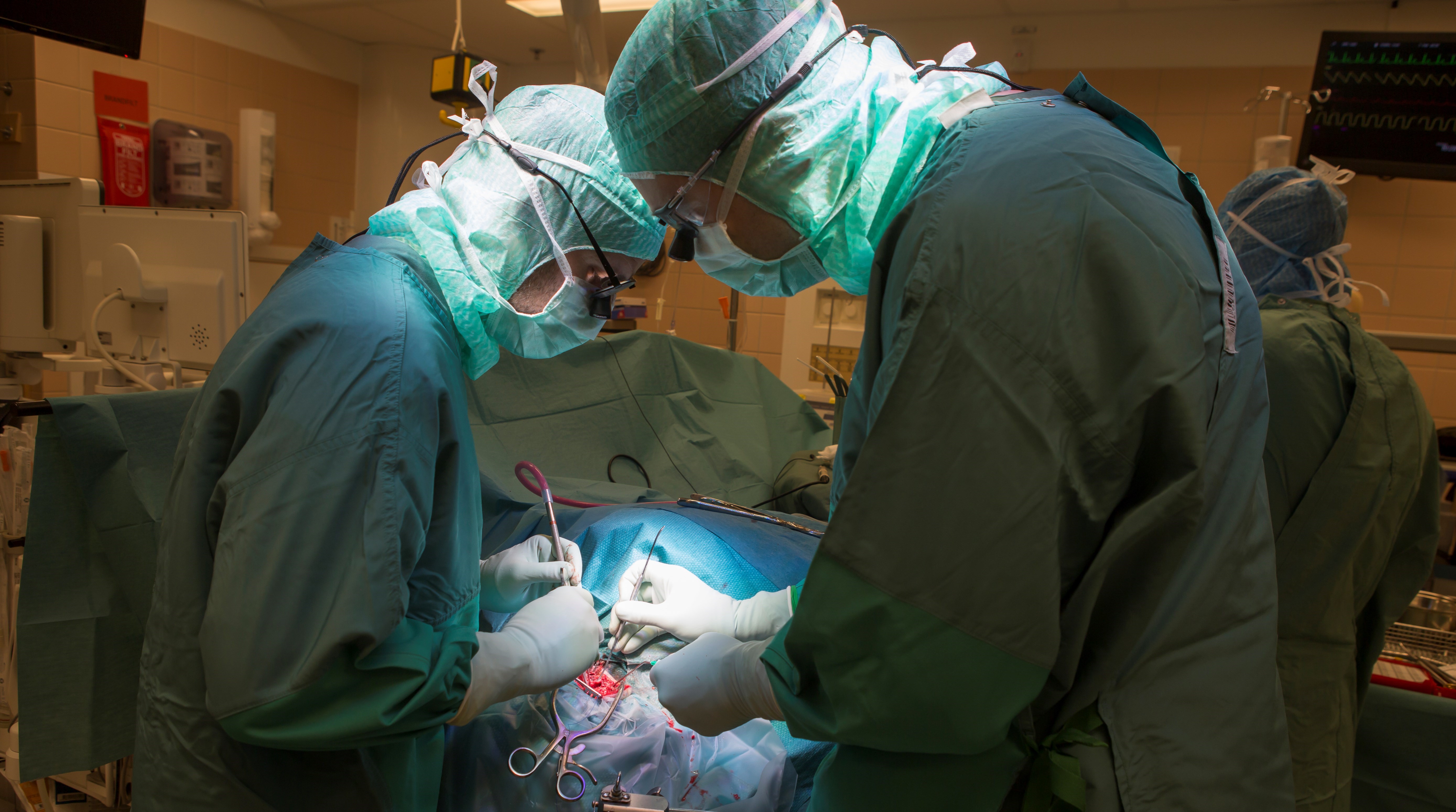 Sjukvårdspersonal genomför operation.