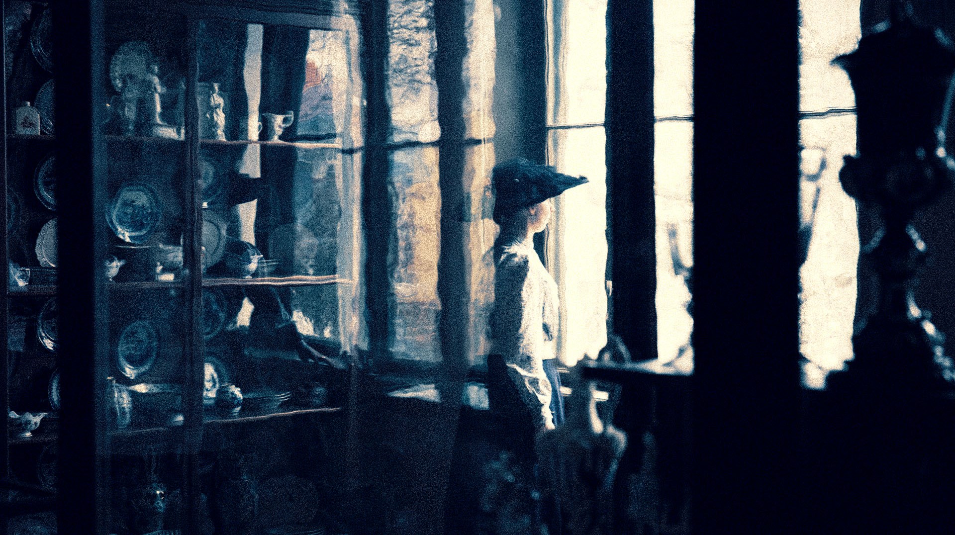 Sofia Edlund blickar ut genom fönster i Porslinssalen.