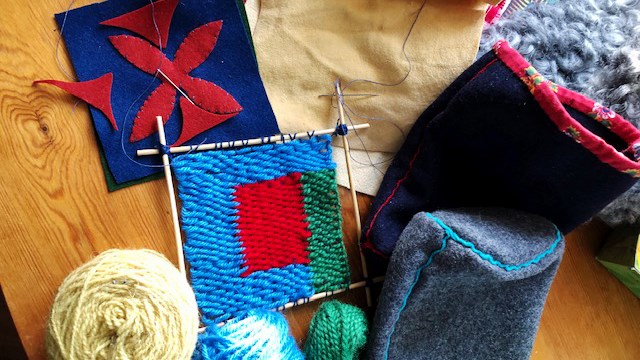 slöjdmaterial på ett bord