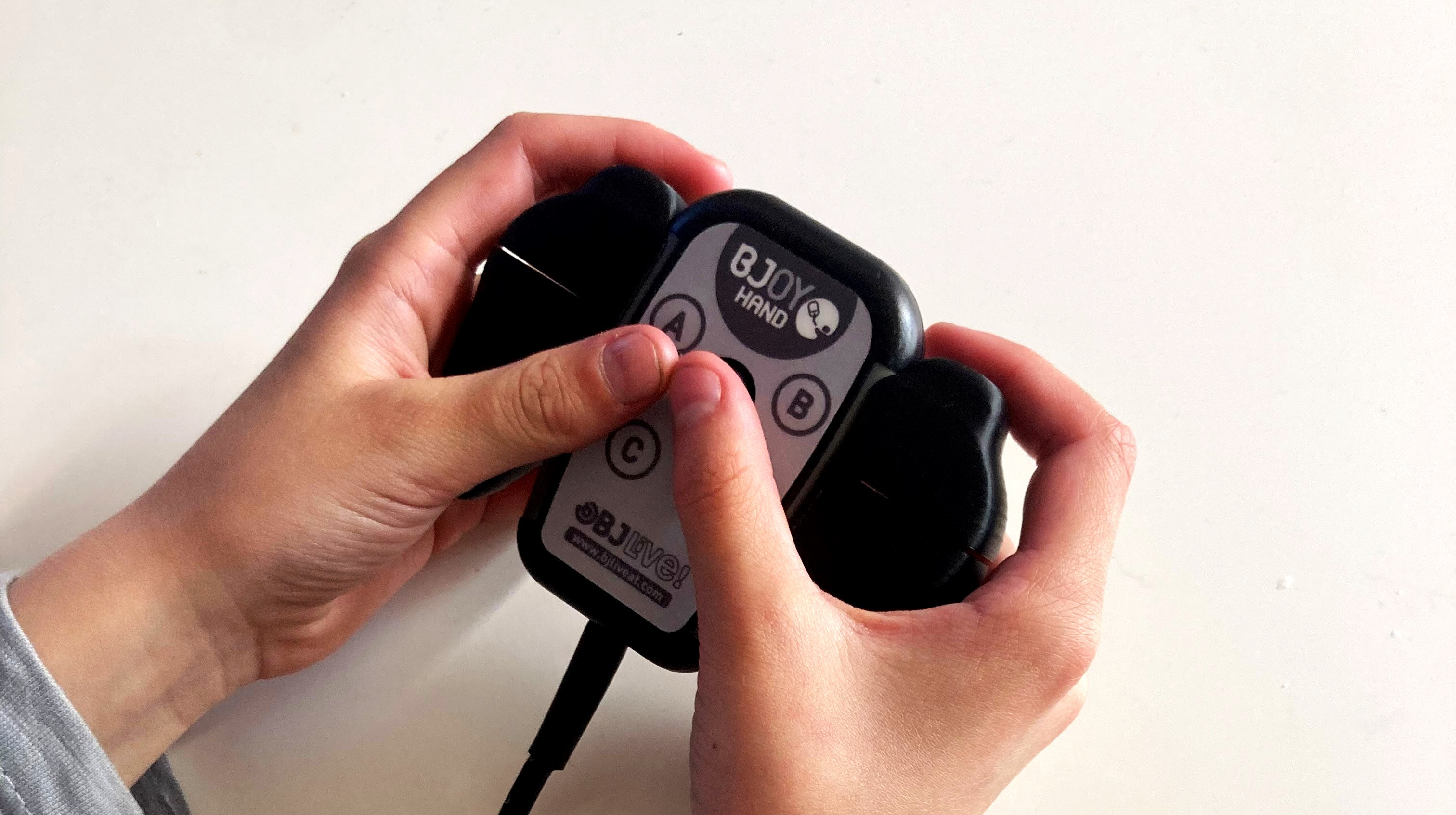 Två händer håller i en spelkontroll