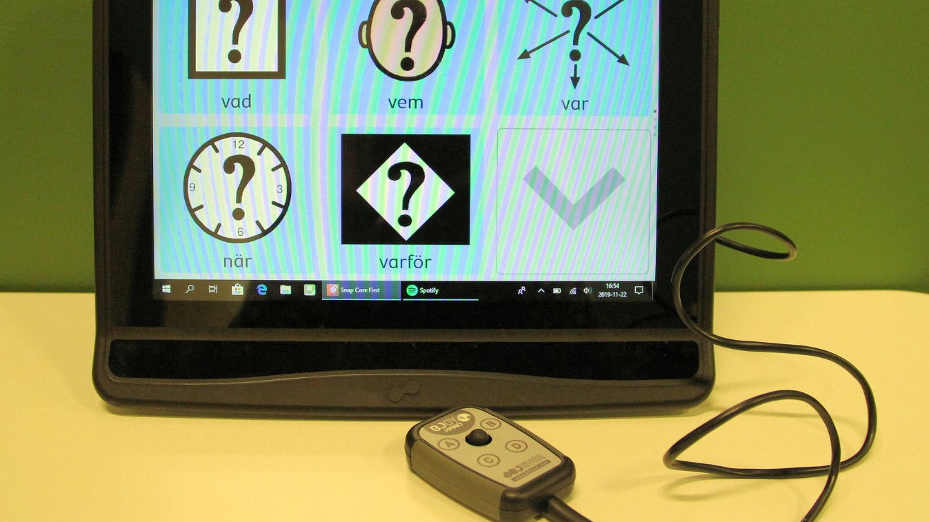 En dator med en joystick