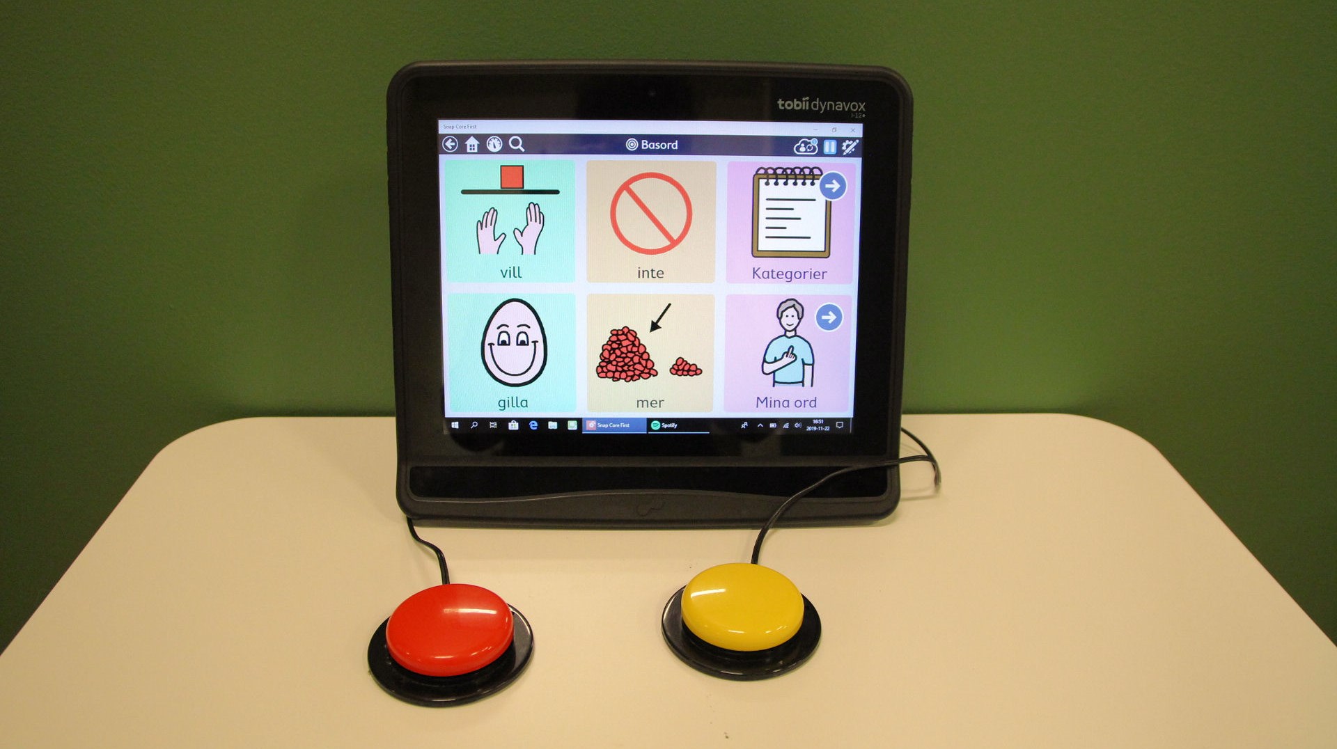 Bild på ögonstyrd dator med kontakter