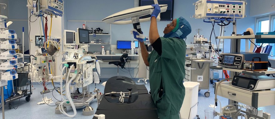 Habiba Hassan står i en operationssal och städar