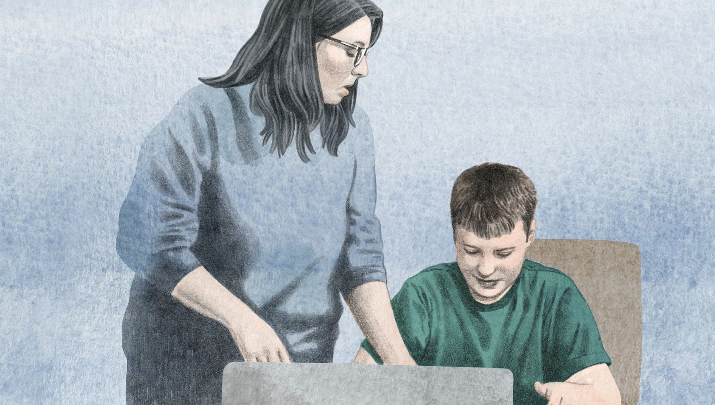 Vuxen kvinna pratar med pojke som sitter vid en dator