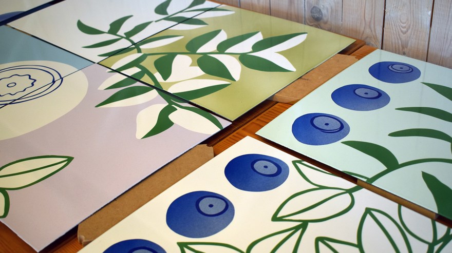 Plåtar med påbörjade emaljerade motiv.