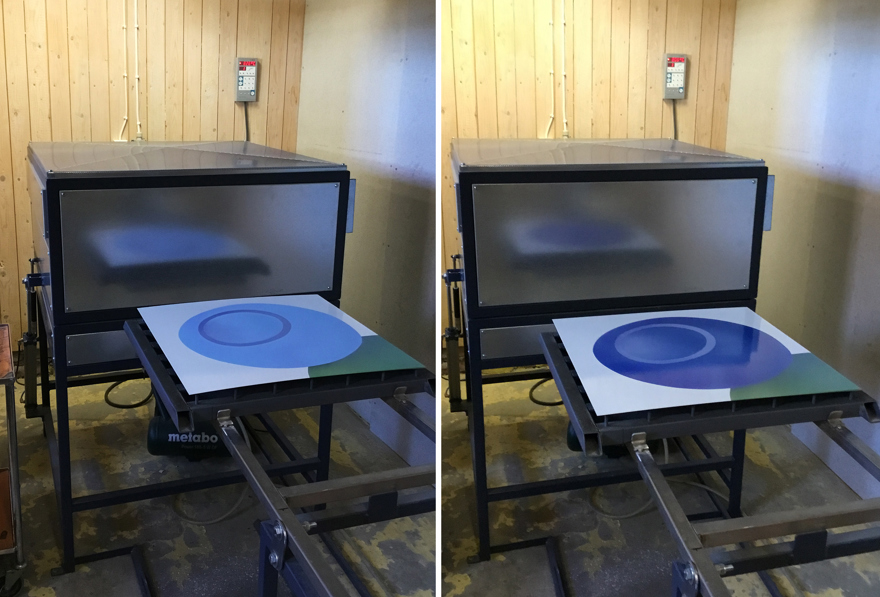 Emaljerad plåt före och efter bränning.