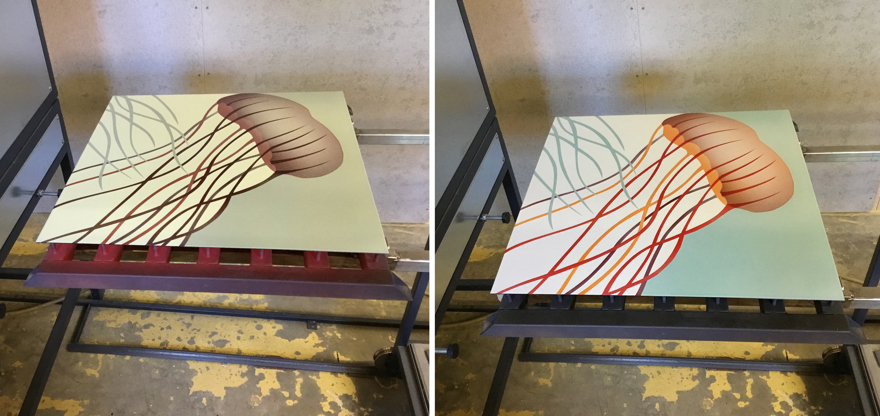 Emaljplåt som kommit ut ur ugnen, före och efter det att den svalnat och emaljen fått sina rätta färger.