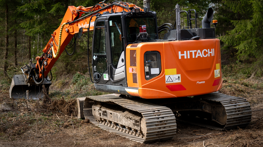 Grävmaskin i skogen