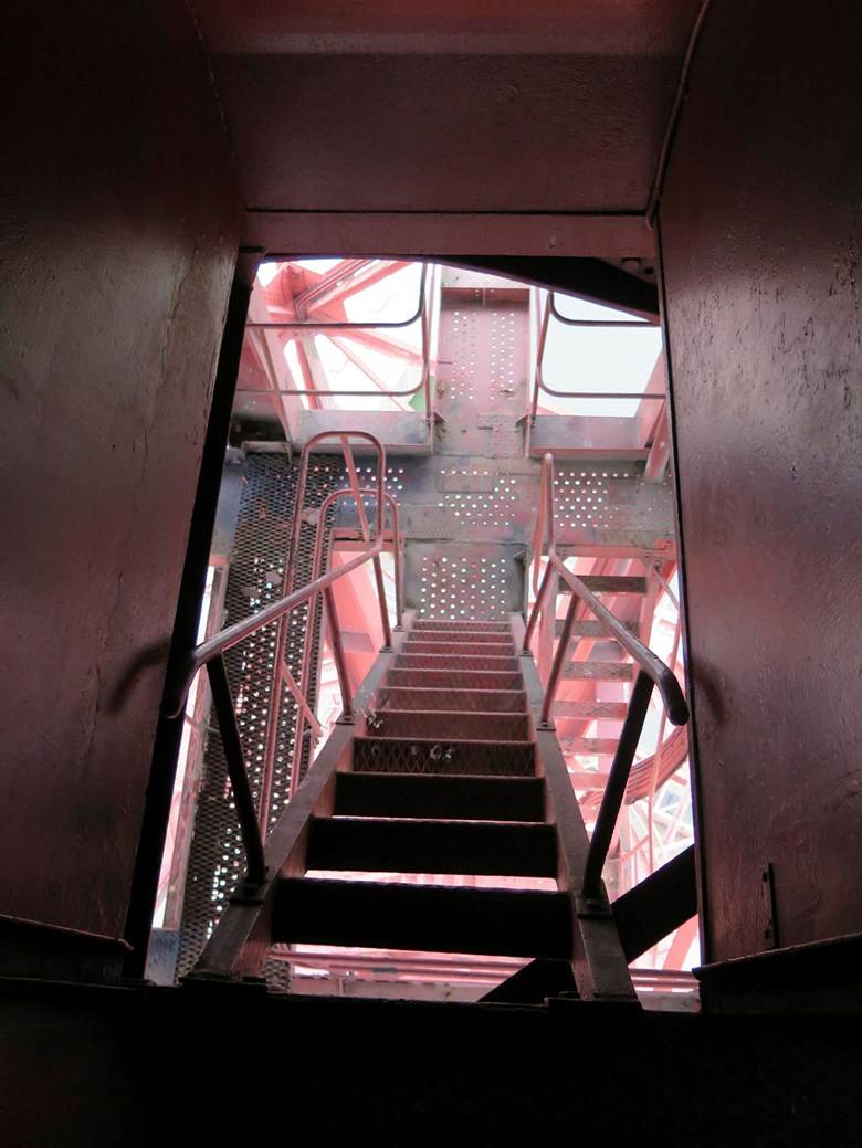 Inifrån kran 43, brant trappa som leder ner till en smal gång