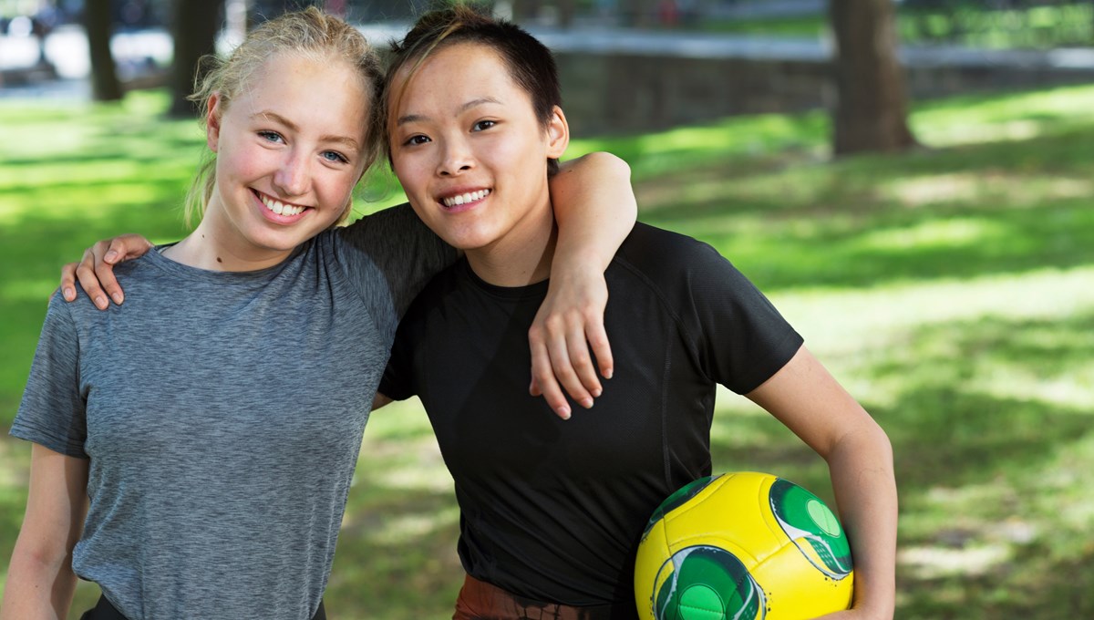 två tjejer med fotboll