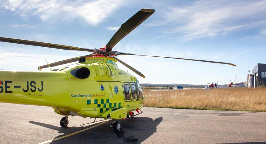 Ambulanshelikopter på marken