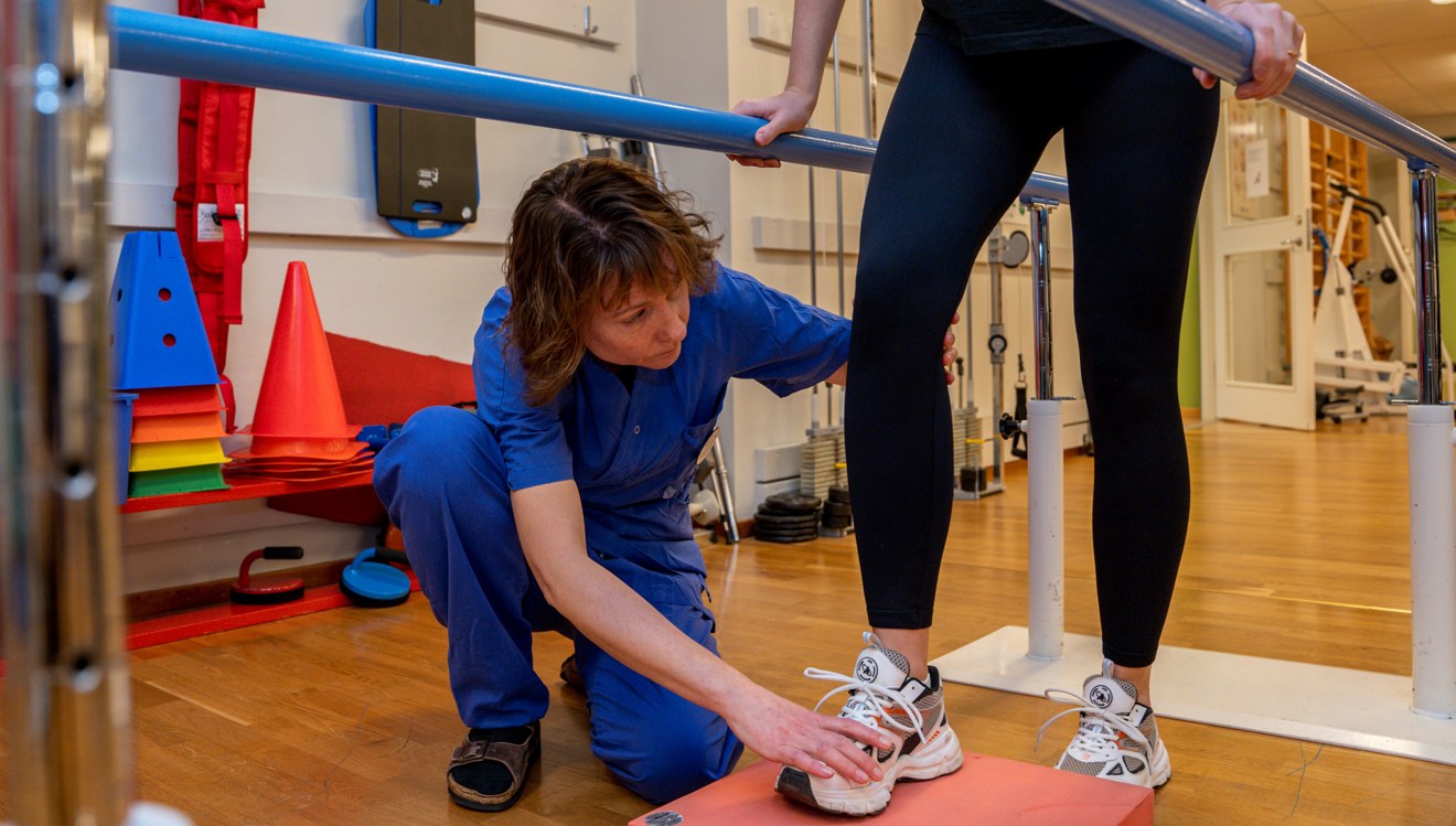 Fysioterapeut undersöker en persons ben