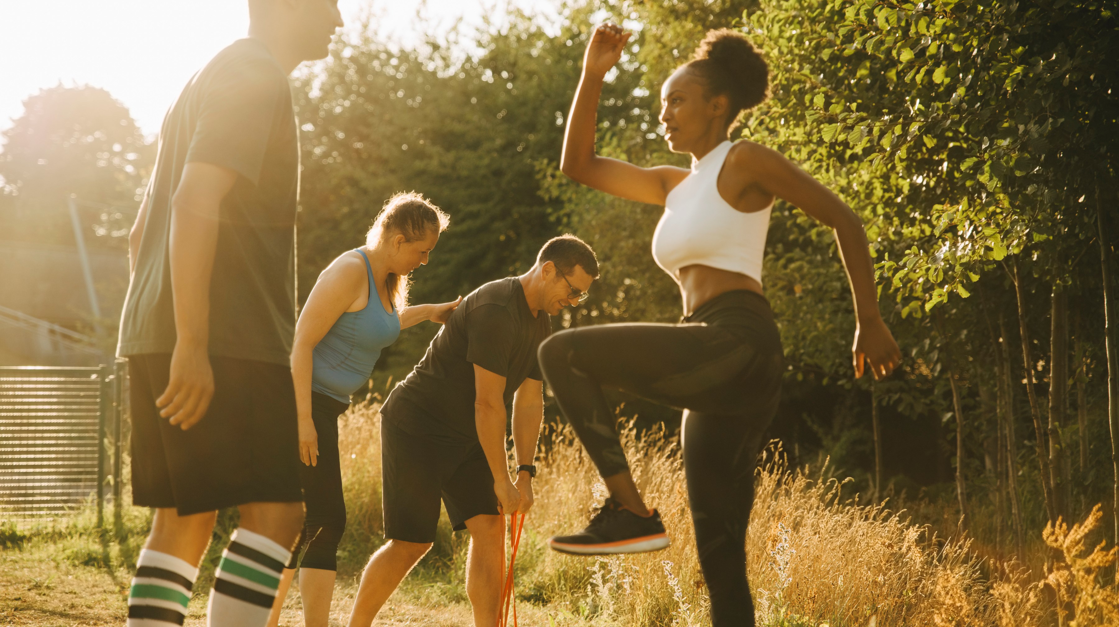 Fyra personer som tränar utomhus.
