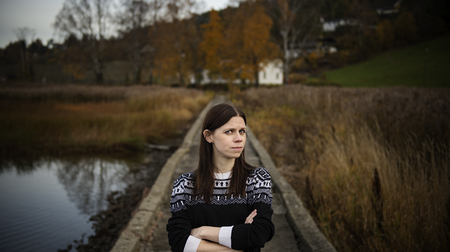Gerd Berget är i 40-årsåldern. Hon har mörkt rakt långt hår och blek hy. Hon står utomhus i ett höstlikt landskap på en stenbro. Hon har lagt armarna i kors och sneglar allvarligt in i kameran.