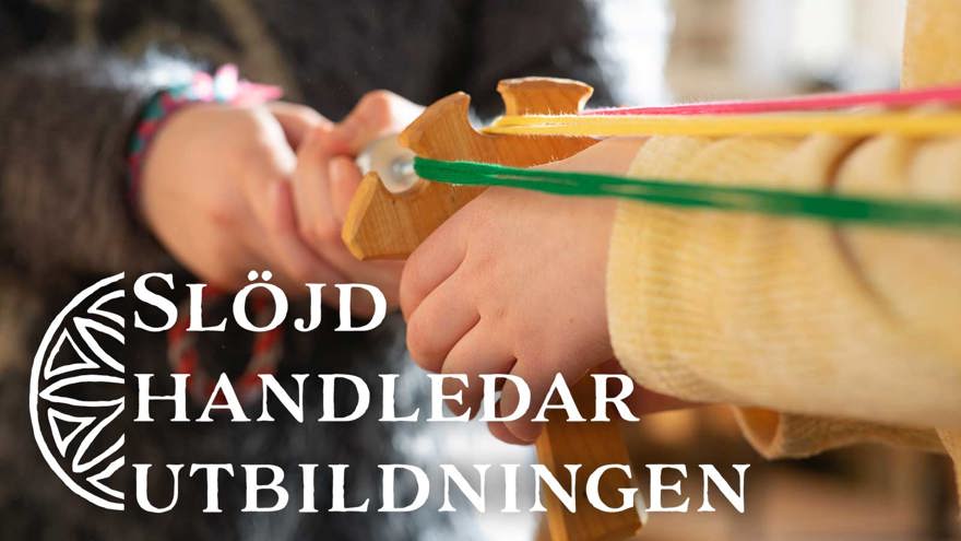 Två par barnhänder håller eller spänner gröna, gula och rosa garner med redskap av trä.