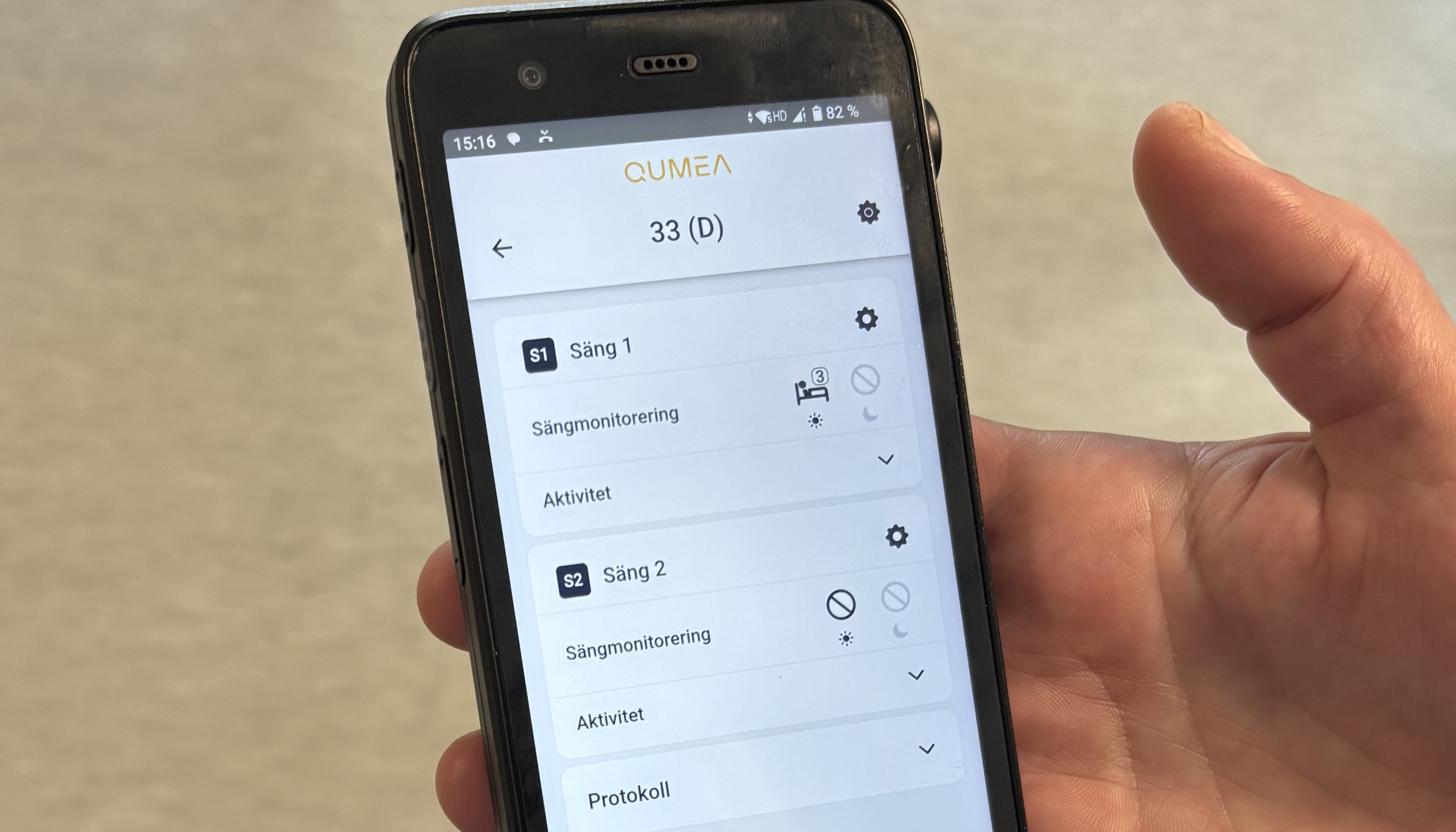 Närbild på mobiltelefon vars dispaly visar vyn för rörelsemonitorering.