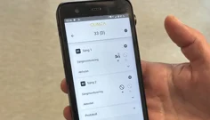 Närbild på mobiltelefon vars dispaly visar vyn för rörelsemonitorering.