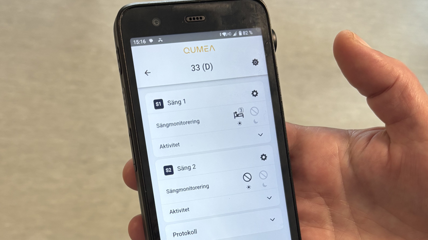 Närbild på mobiltelefon vars dispaly visar vyn för rörelsemonitorering.