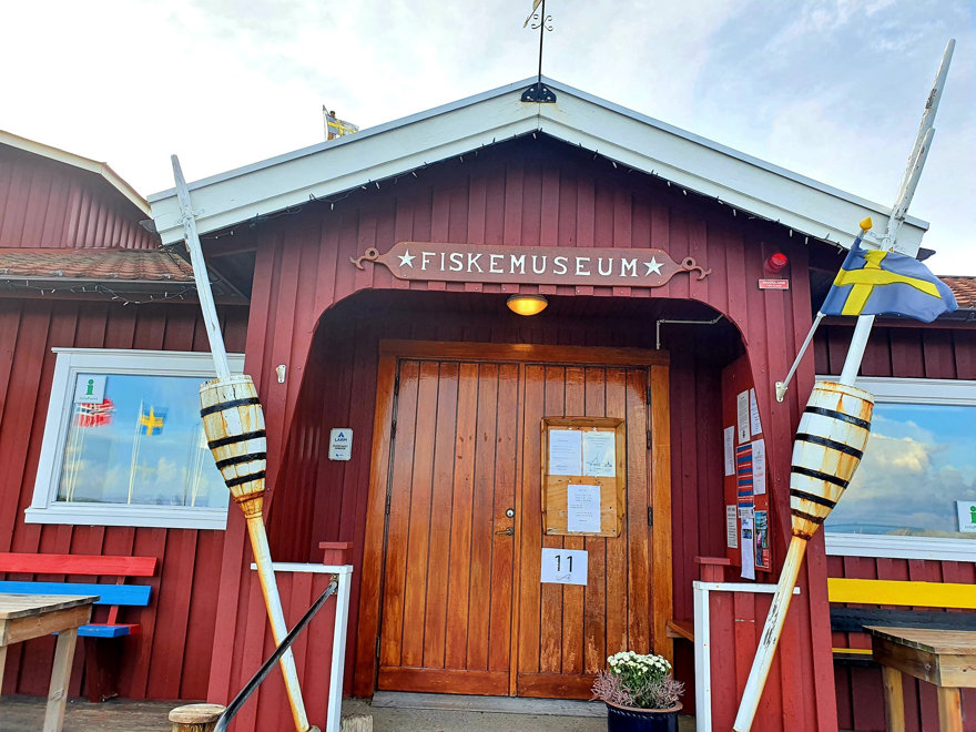 röd byggnad ingång Fiskemuseum
