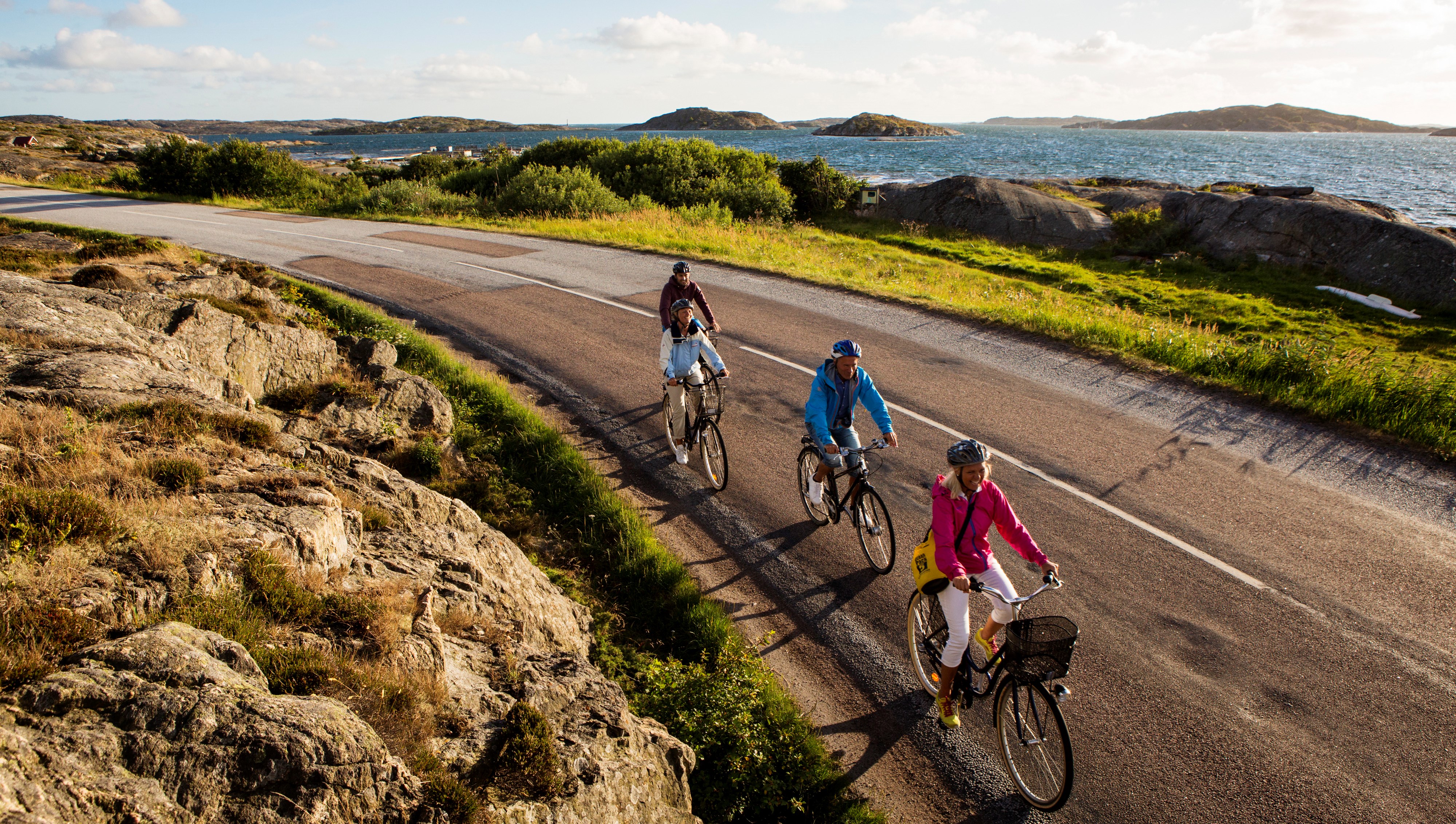 Grupp som cyklar på väg i nedförsbacke i Edshultshall