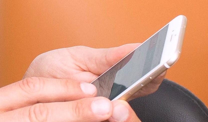 Person med smartphone