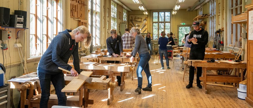 Folk snickrar i en slöjdsal