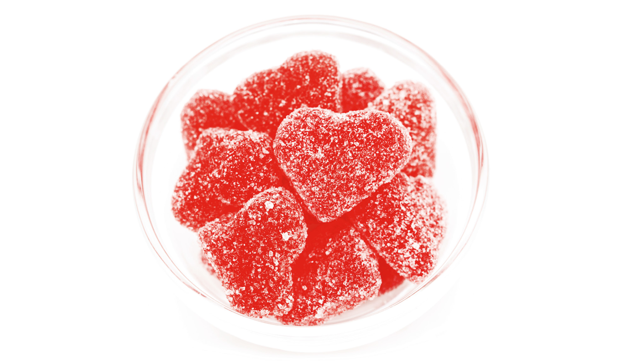 Röda godishjärtan i en skål