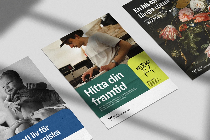 Kollage med tre affischer som visar fiktiva exempel på de grafiska formerna i VGR:s designsystem.