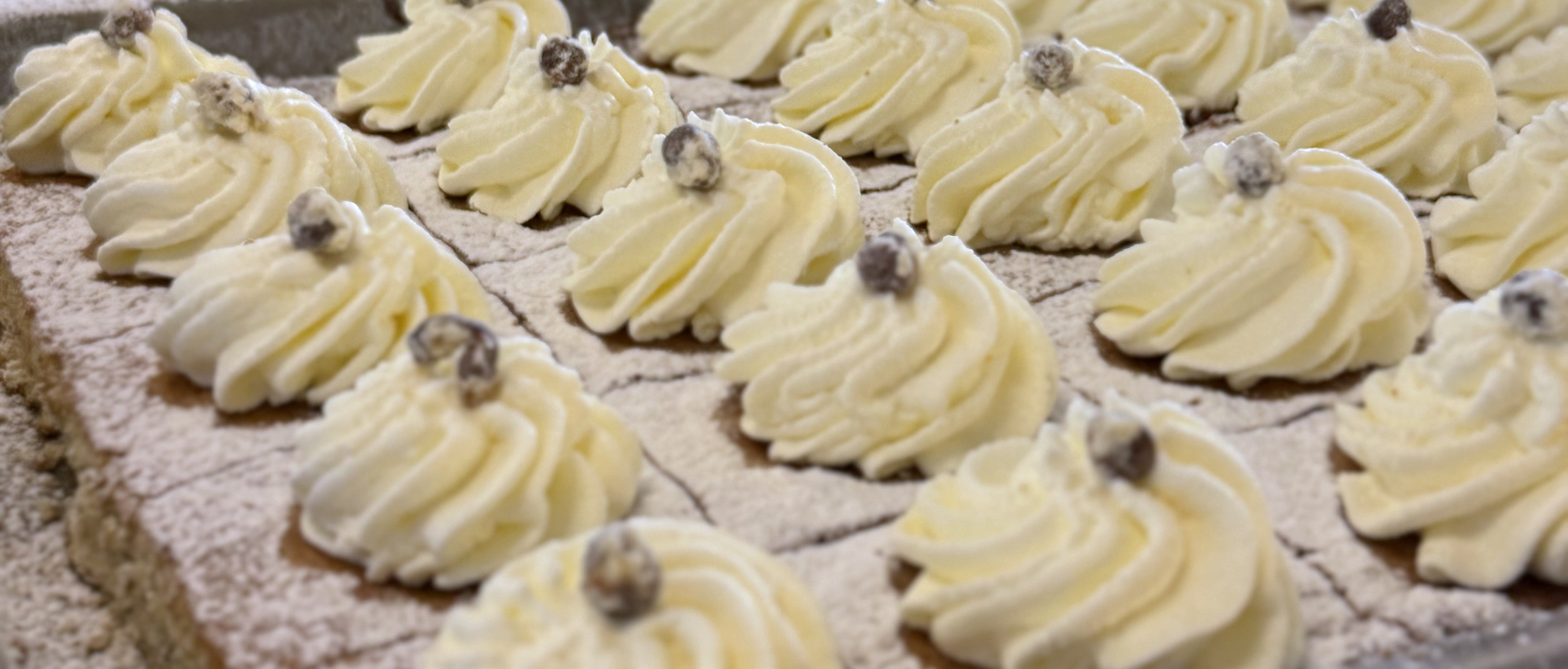 Semmelkladd kaka med grädde