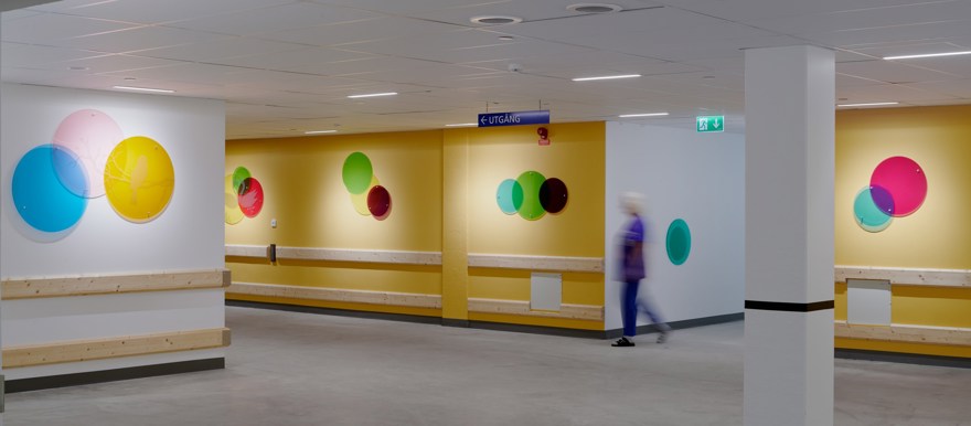 Kulvert under den nya vårdbyggnaden. På väggarna syns konst av Anna Persson.