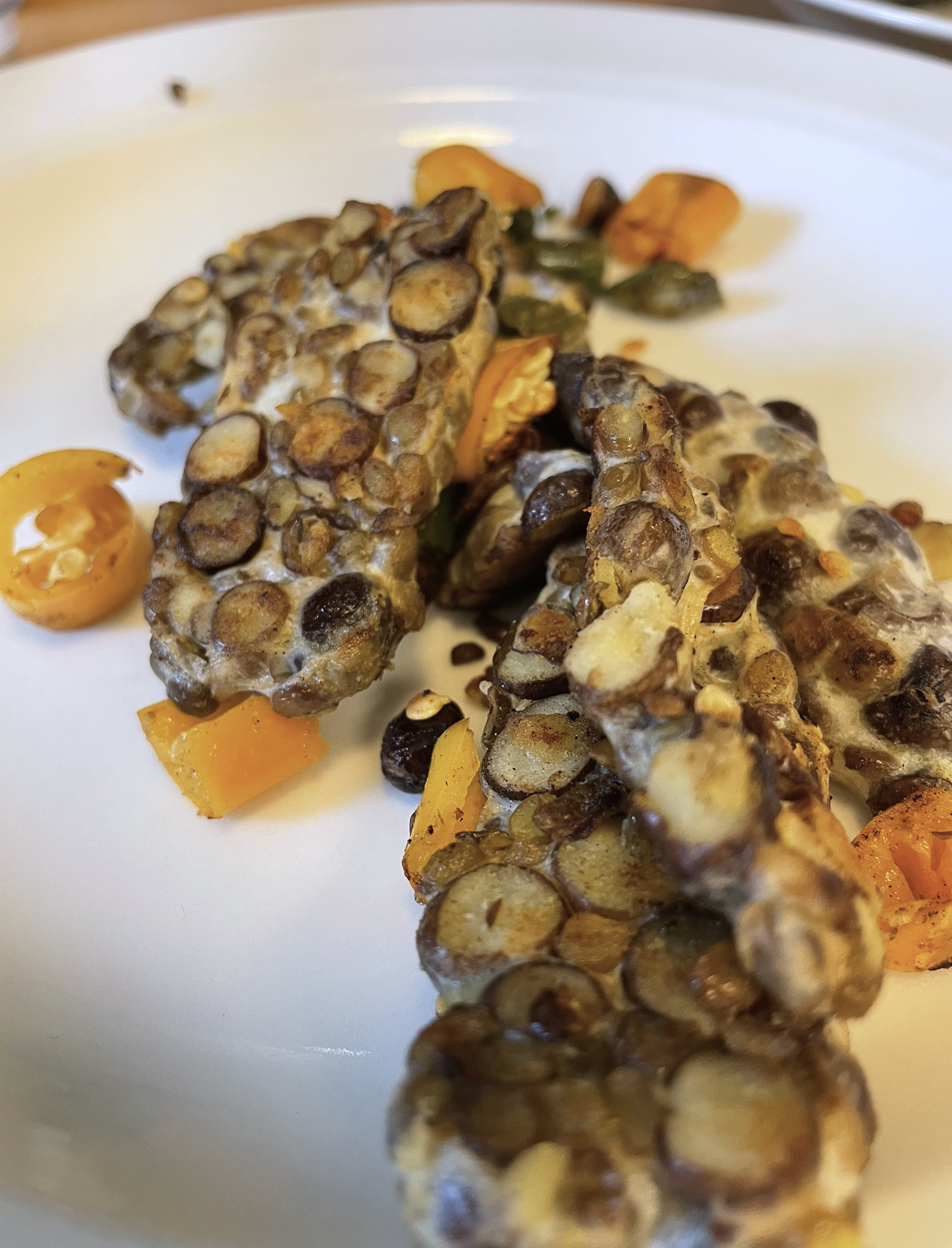 Tempeh på gråärt ligger på en tallrik