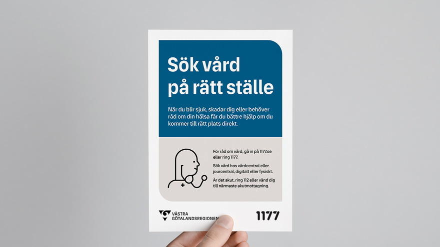 Informationsblad från hälso- och sjukvården med blå huvudfärg på en stor platta och budskapet Sök vård på rätt ställe ovanpå. Under finns en ikon på en läkare med stetoskop. Intill finns information om var patienter ska söka sig om de behöver vård. Längst ner ligger VGR:s logotyp intill 1177:s logotyp.