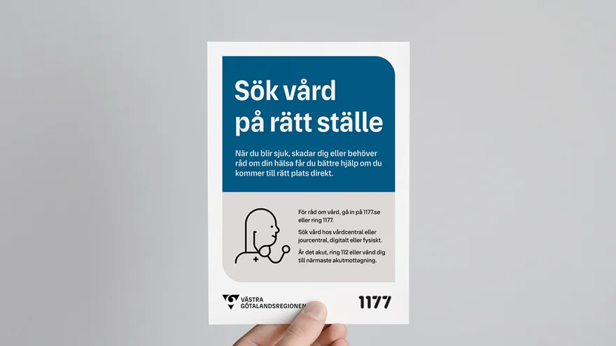 Informationsblad från hälso- och sjukvården med blå huvudfärg på en stor platta och budskapet Sök vård på rätt ställe ovanpå. Under finns en ikon på en läkare med stetoskop. Intill finns information om var patienter ska söka sig om de behöver vård. Längst ner ligger VGR:s logotyp intill 1177:s logotyp.