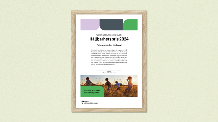 Diplom för hållbarhetspris 2024 med grå och gröna grafiska former och bild av lekande barn på ett fält.