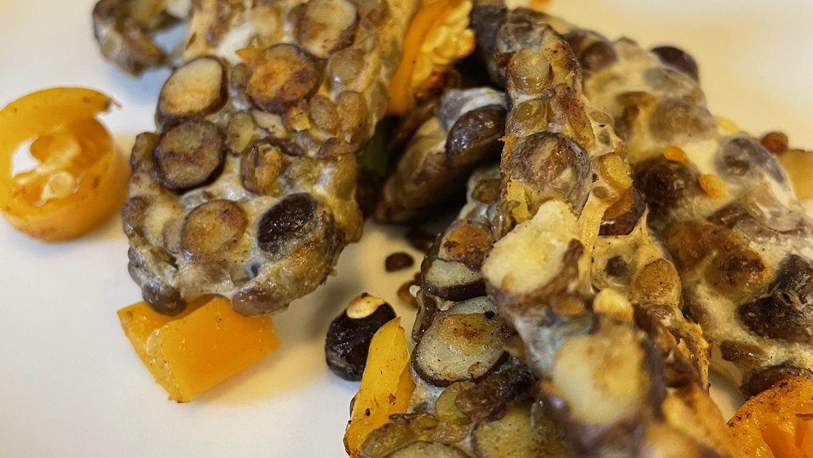 Tempeh på gråärt serverad på en tallrik