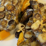 Tempeh på gråärt serverad på en tallrik