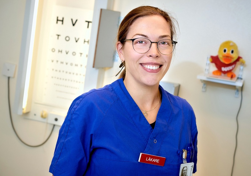 Fyra AT-läkare som tittar på en läsplatta.