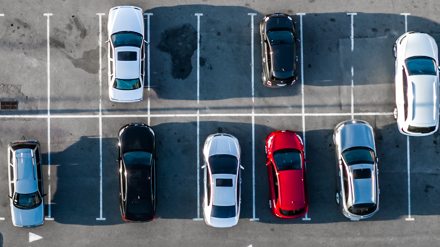 parkerade bilar på parkeringsplats sedda ovanifrån