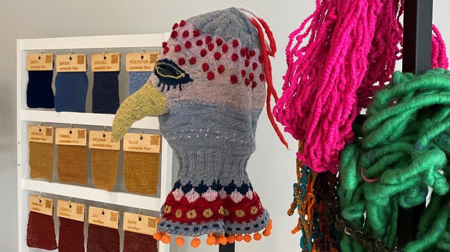 en stickad mask som ser ut som en fågel