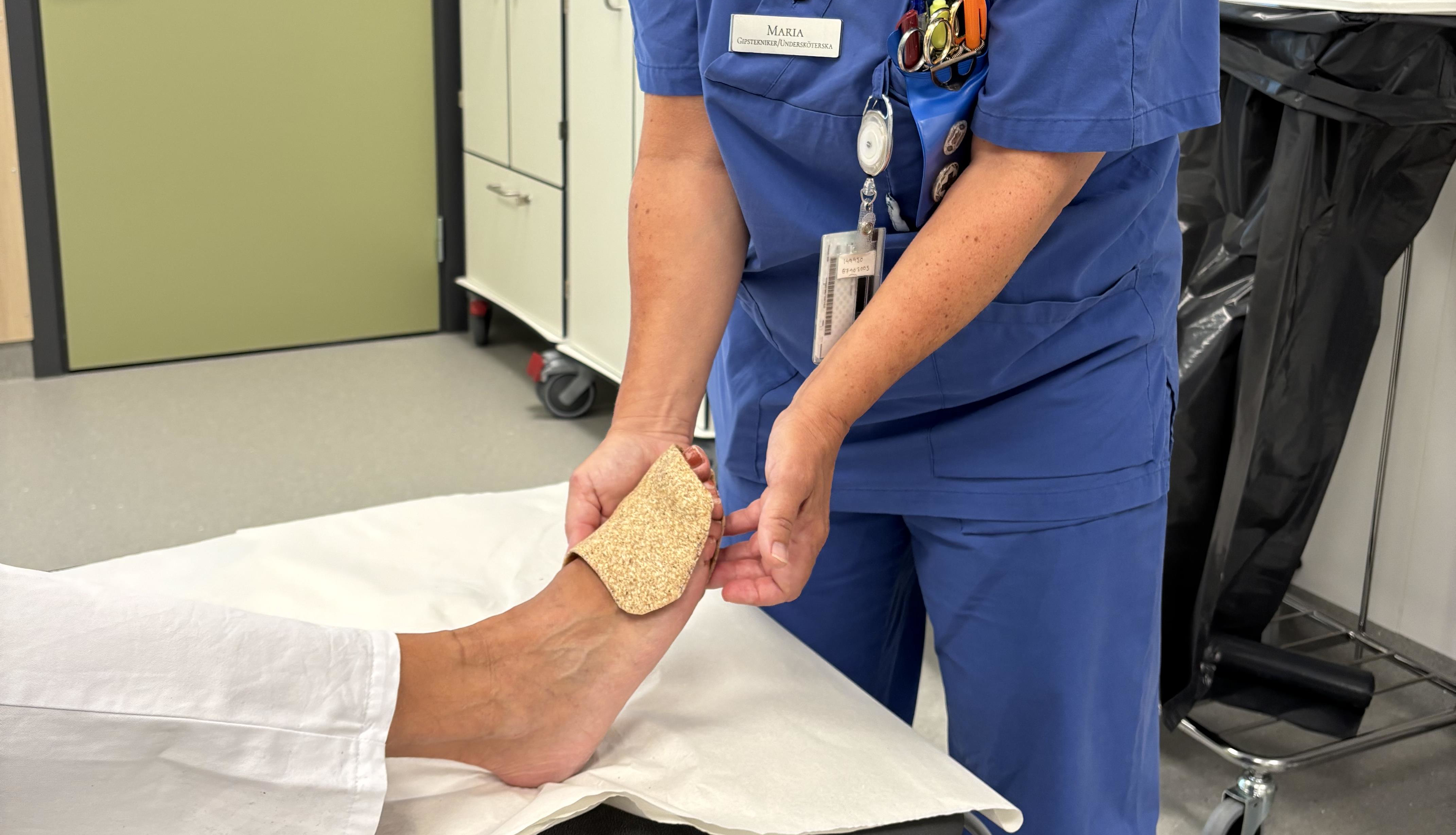 Bilden visar en fot med ortos