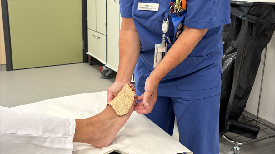 Bilden visar en fot med ortos