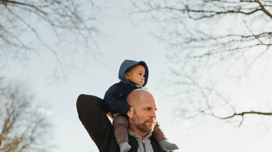 Barn på pappas axlar