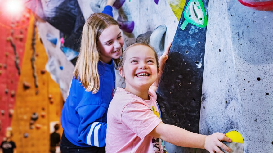 Barn som klättrar