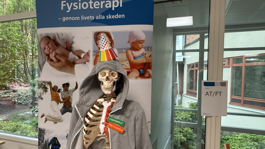 Skelett i grå munkjacka