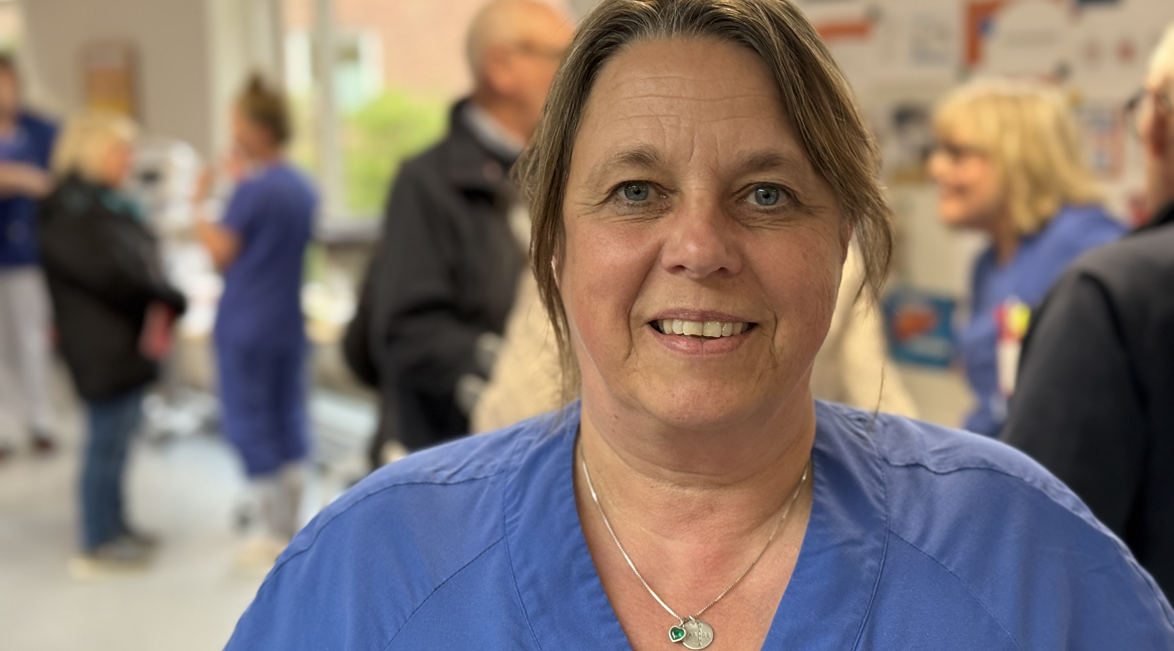 blåklädd kvinlig medarbetare