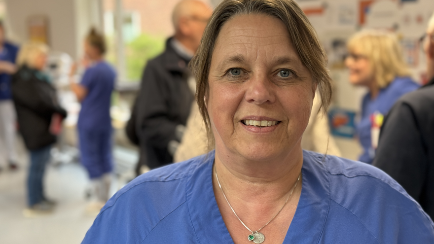 blåklädd kvinlig medarbetare