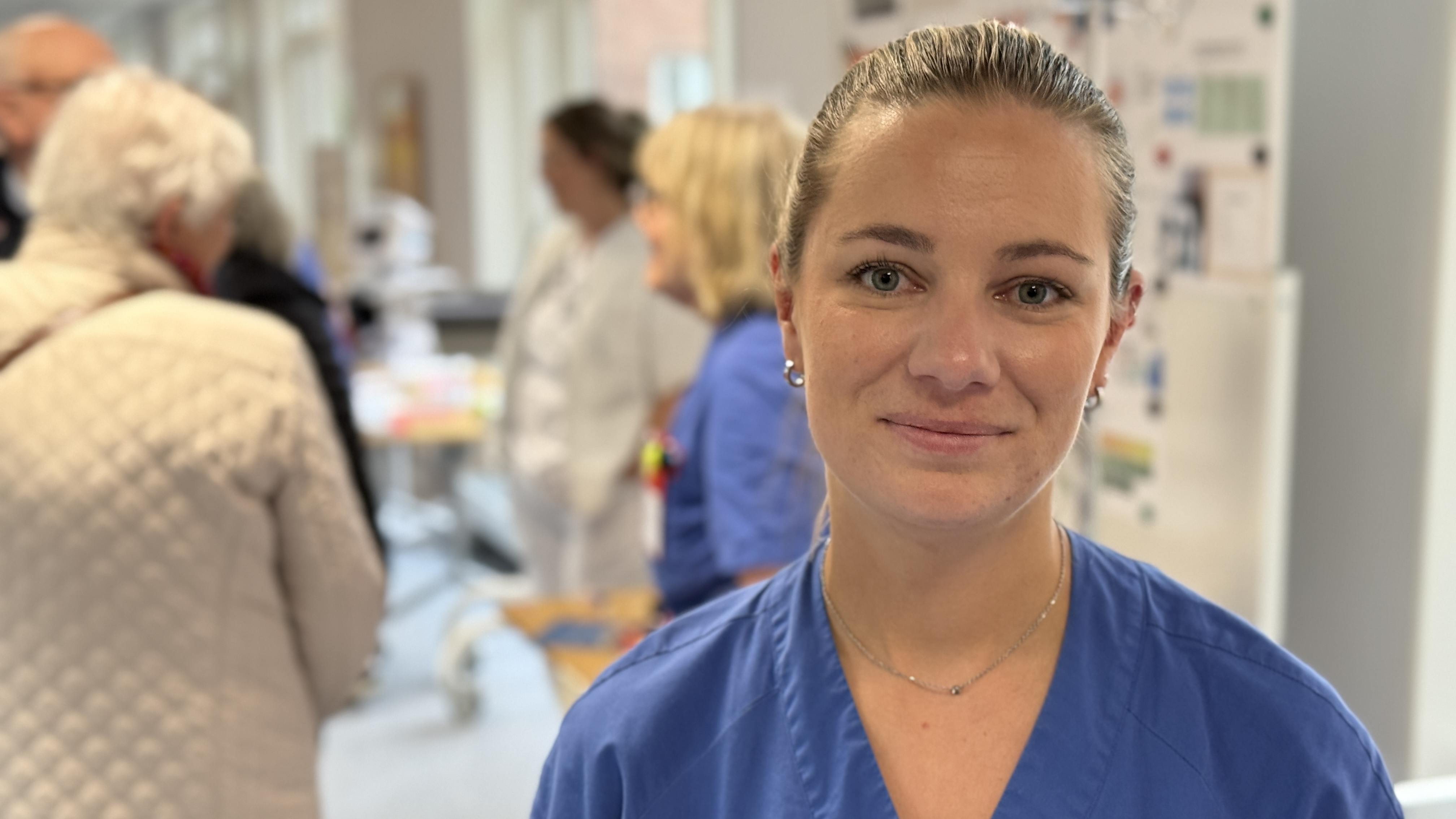 blåklädd medarbetare