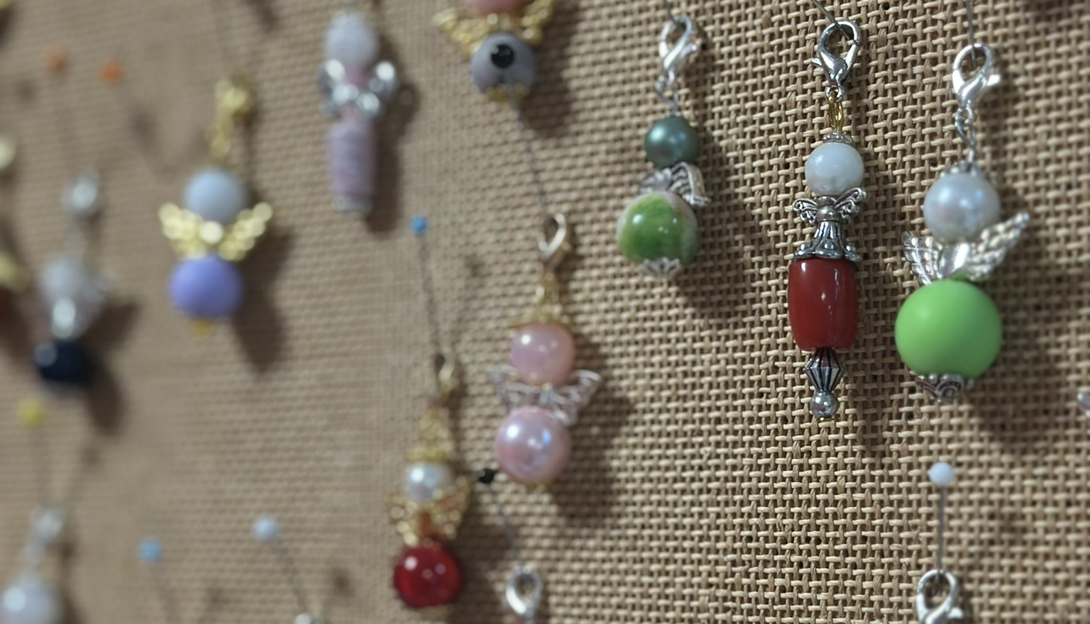 Pärlade smycken i form av änglar