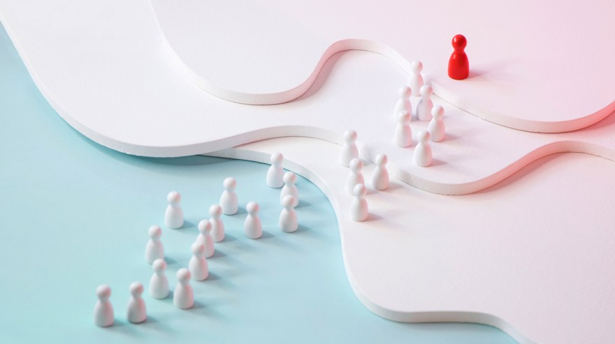 en röd spelpjäs leder flera vita spelpjäser upp för en nivåskillnad